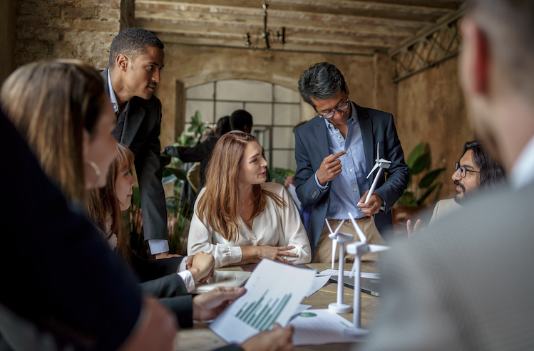 Führungskraft nutzt Blended Learning, um Suchtprobleme im Team anzusprechen